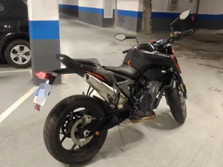 KTM 790 Duke 2024 Negra y Naranja