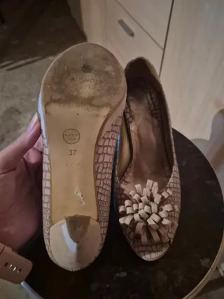 Zapatos de tacón beige y oro