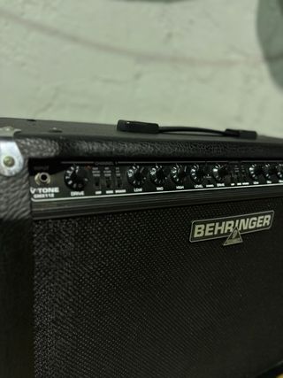 Amplificador Behringer V-Tone