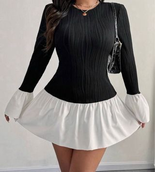 Vestido negro con volantes blancos