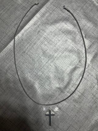 Cadena de titanio con colgante de cruz