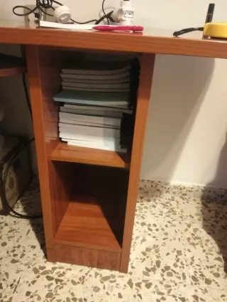 Escritorio de madera en L