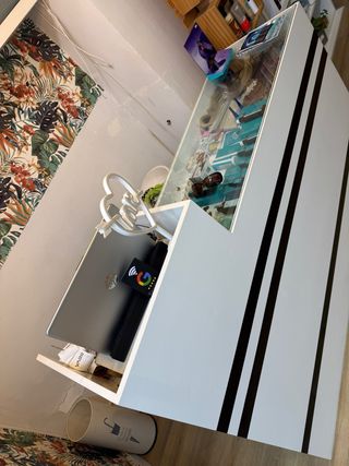 Mostrador de recepción blanco