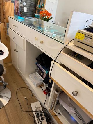 Mostrador de recepción blanco