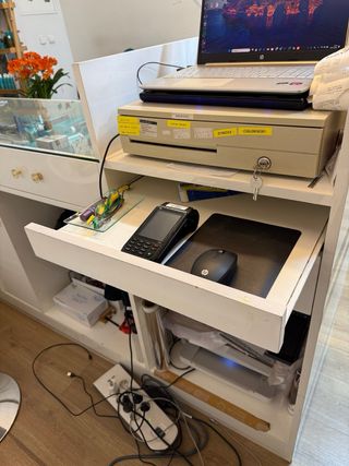 Mostrador de recepción blanco