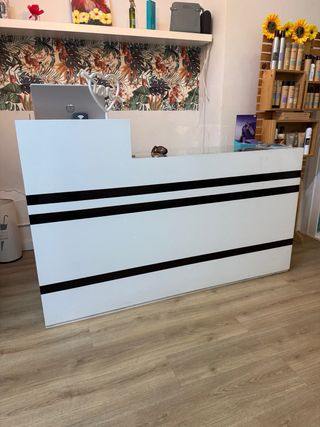 Mostrador de recepción blanco