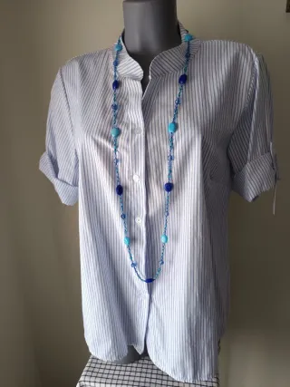 Camisa de verano a rayas azules y blancas