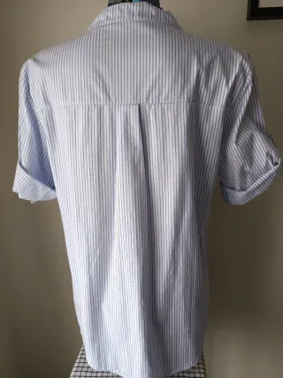 Camisa de verano a rayas azules y blancas