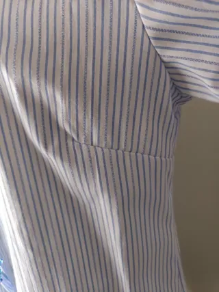 Camisa de verano a rayas azules y blancas