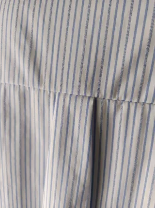 Camisa de verano a rayas azules y blancas