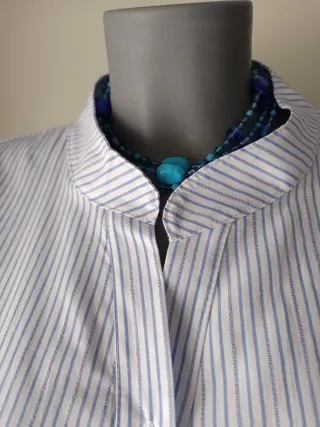 Camisa de verano a rayas azules y blancas