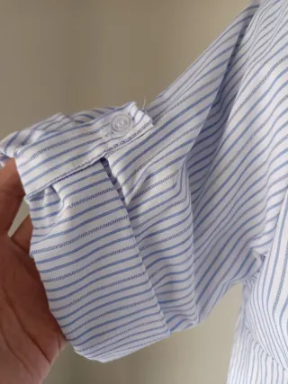 Camisa de verano a rayas azules y blancas
