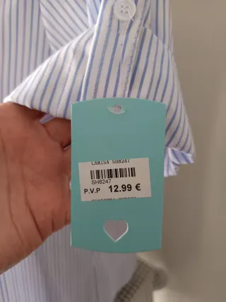 Camisa de verano a rayas azules y blancas