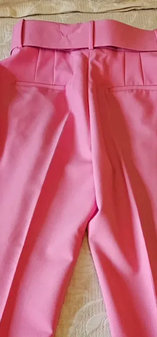 Pantalón rosa con cinturón