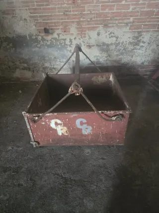 Caja metálica autodescargable para grúa