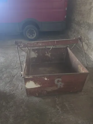 Caja metálica autodescargable para grúa