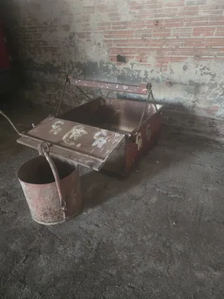 Caja metálica autodescargable para grúa