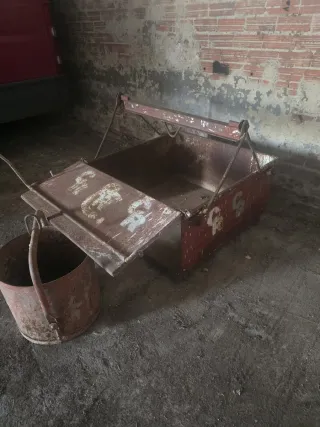 Caja metálica autodescargable para grúa