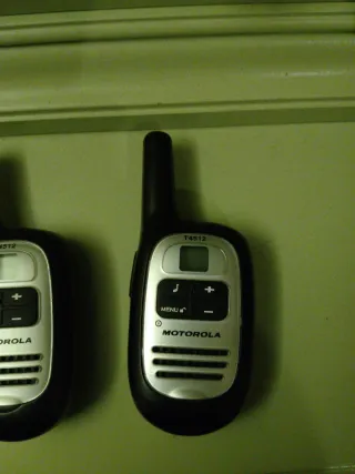 2 Walkie Talkies Motorola T4512