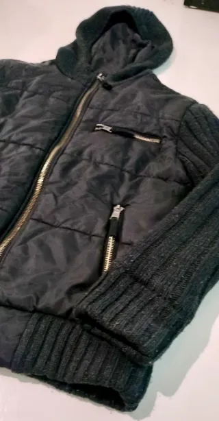 Sudadera Zara con capucha.