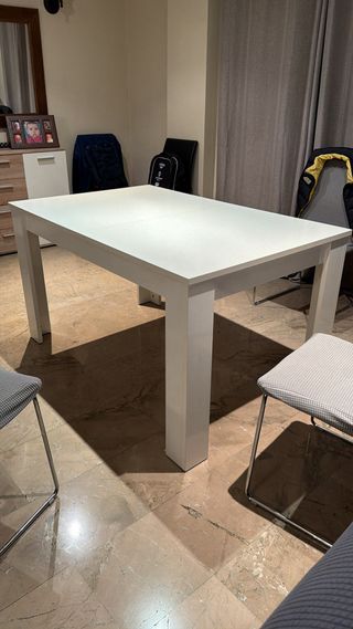 Mesa de comedor blanca de madera