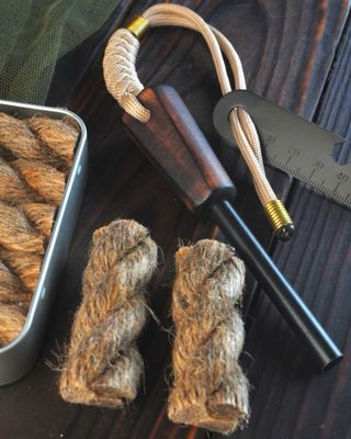 Ferro Rod Artesanal y Kit de Fuego (Yute encerado)