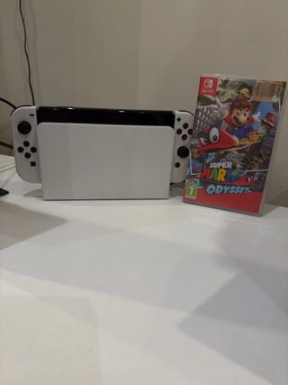 Nintendo Switch OLED + Super Mario Odyssey