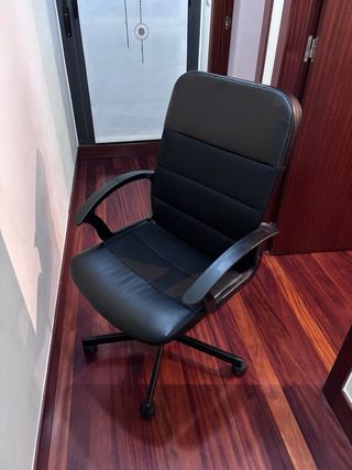 Silla giratoria de escritorio negra