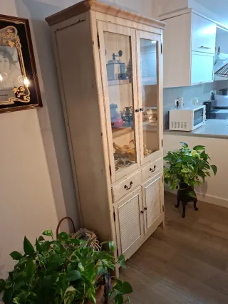 Alacena grande de madera y cristal