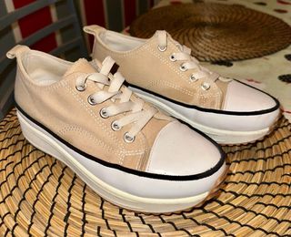 Zapatillas de tela beige y blancas