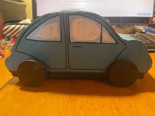 Coche de cartón pintado a mano