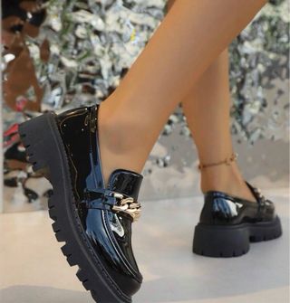 Mocasines con suela gruesa y decoración metálica