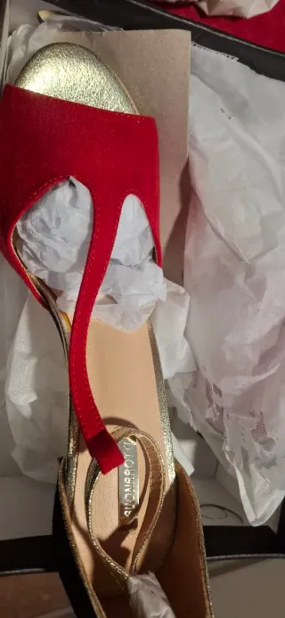 Sandalias de verano doradas y rojas y rosas