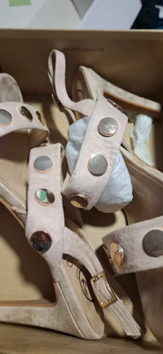 Sandalias de verano doradas y rojas y rosas