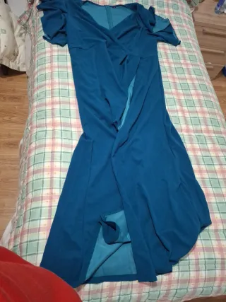 Vestido largo azul con abertura