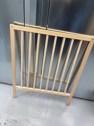 Cuna de madera de haya para bebé.