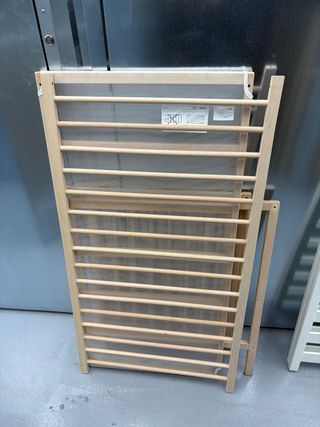 Cuna de madera de haya para bebé.