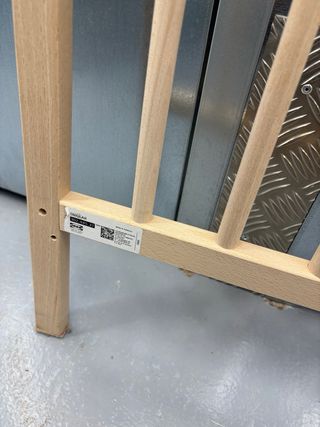 Cuna de madera de haya para bebé.