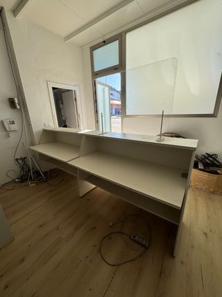 Mostrador doble con extensiones en el soporte mesa