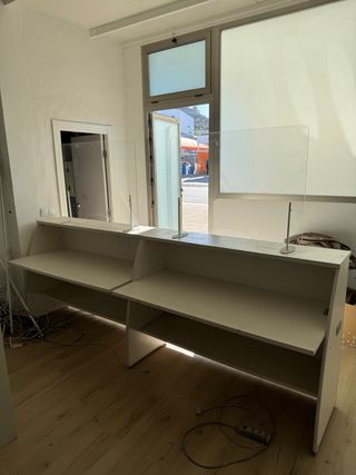 Mostrador doble con extensiones en el soporte mesa