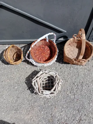 Lote de cestas de mimbre y madera