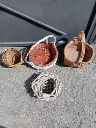 Lote de cestas de mimbre y madera