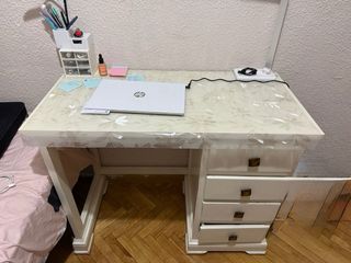 Escritorio blanco con cajones