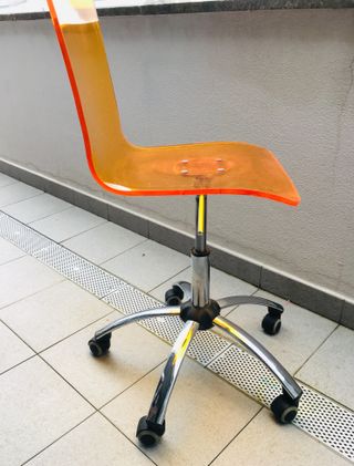 Silla de escritorio naranja con ruedas