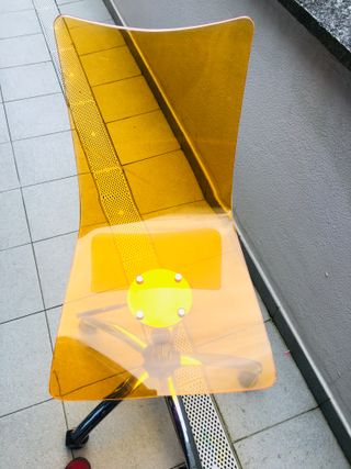 Silla de escritorio naranja con ruedas