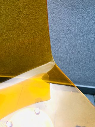 Silla de escritorio naranja con ruedas