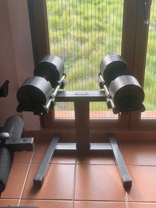 Rack con barra, mancuernas ajustables y polea