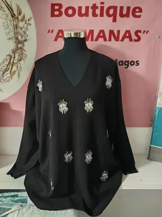 Camisola preta com detalhes dourados