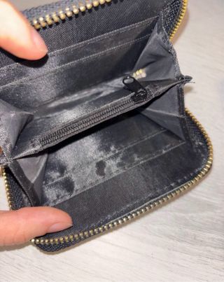 Monedero plateado con pestañas