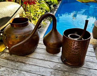 Antico alambicco in rame